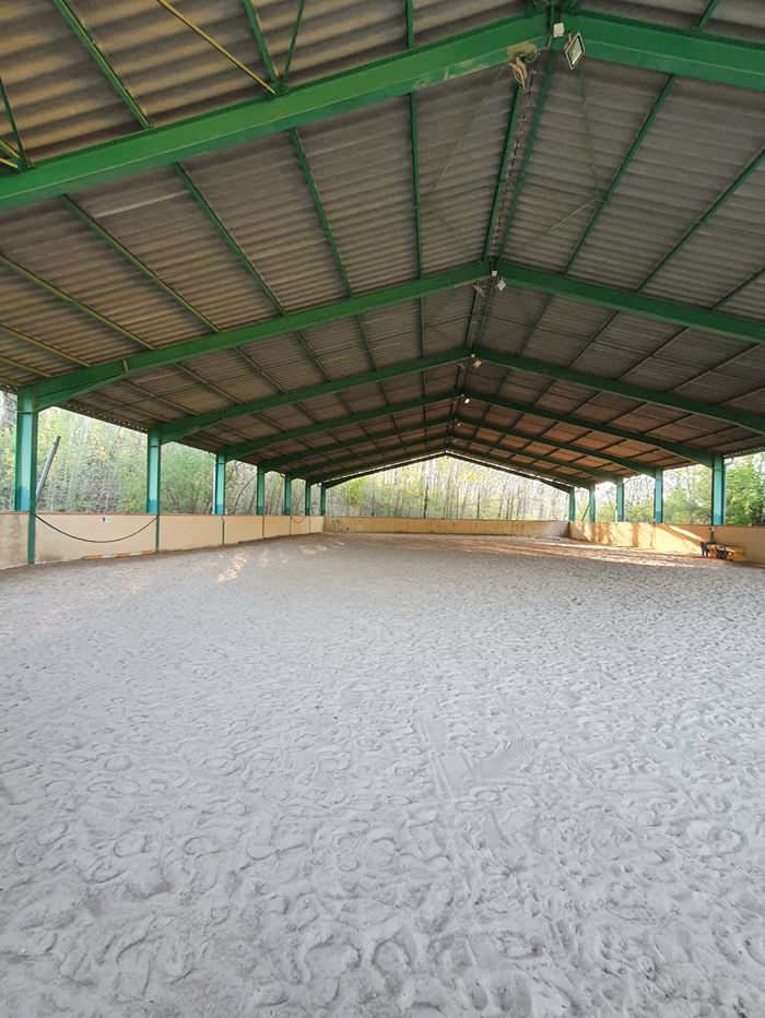 Centre équestre - Un manège éclairé de 20x40